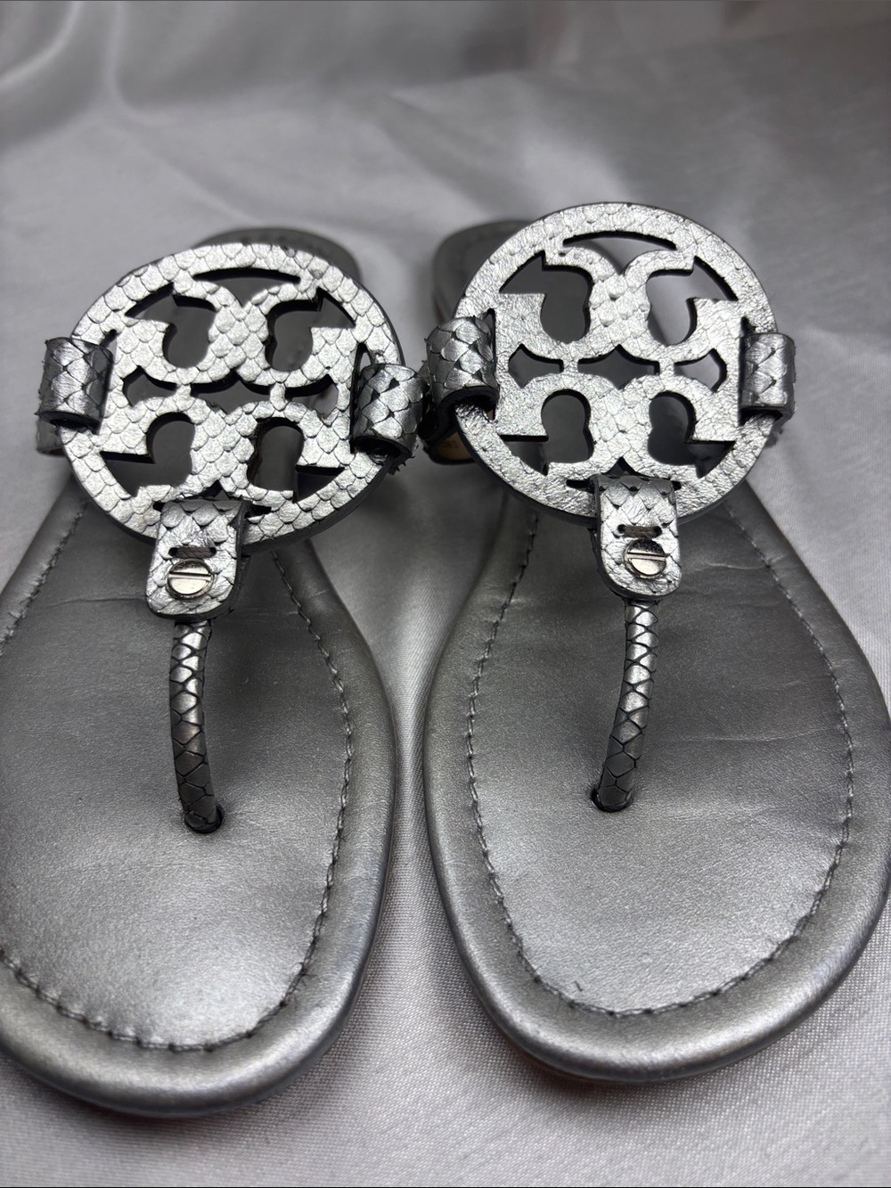Tory Burch Miller Silver Metallic Logo Thong Sandals - Picture 9 of 11